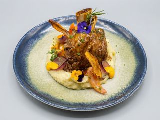 Ciolan de porc cu piure fin aromatizat cu trufe