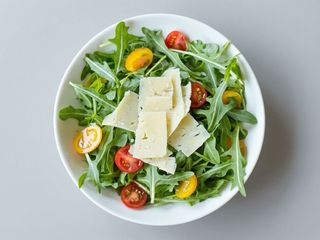 Mix salata cu rosii cherry si parmezan