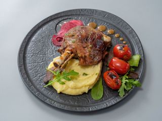 Ciolan de porc cu cartofi medalion și salată coleslow 400/250g