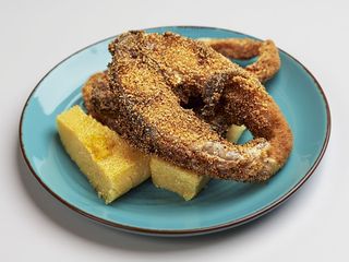 Crap prajit cu mamaliguta si usturoi 300/300g