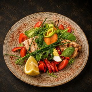 Salată cu piept de pui - 380g