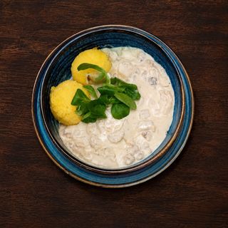 Ciulama de pui cu mămăliguță  - 200/200g