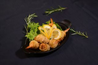 Creveţi în cuib de cartofi cu cartofi prajiti