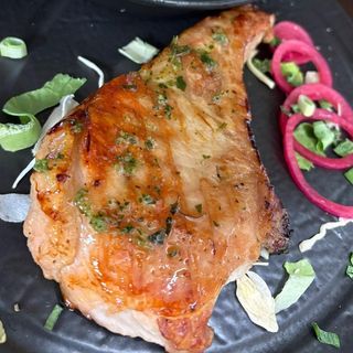 Tomahawk de porc cu cartofi copti si salata coleslaw 350G