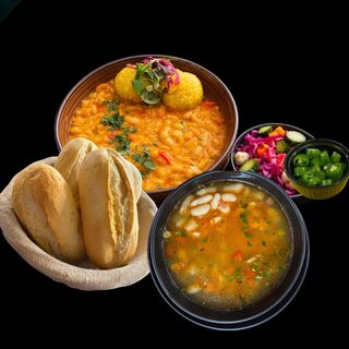 Ciorba de fasole + Mancarica de fasole cu mamaliguta si salata de muraturi