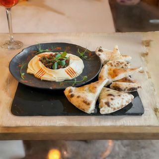 Hummus cu salata Tabbouleh