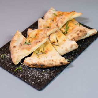 Focaccia cu rozmarin și sare mare