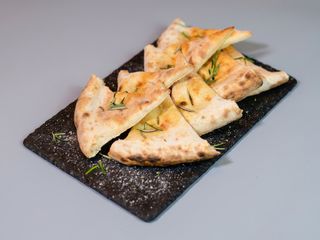 Foccacia cu rozmarin și sare mare 