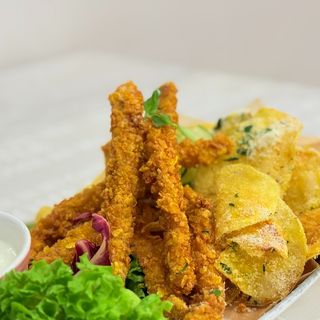 Crispy strips & cartofi Alandala si sos alb