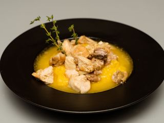 Pui la tigaie cu mămăliguţă şi mujdei