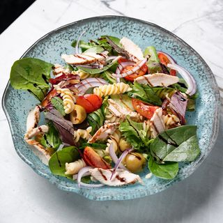 Salata cu fusilli si piept de pui