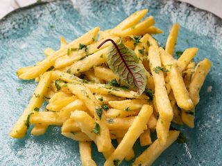 Cartofi prajiti cu branza rasa si usturoi