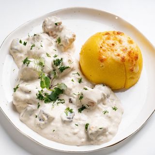 Chiftele de pui cu smantana si mamaliguta coapta