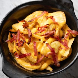 Cartofi cu bacon crocant si branza cheddar