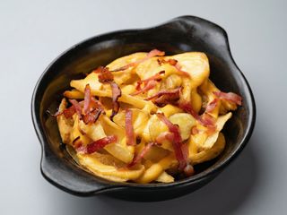 Cartofi cu bacon crocant si branza cheddar