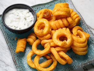 Cartofi twister cu Sos Tzatziki