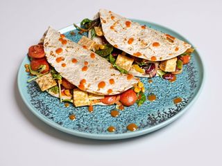 Wrap cu tofu crocant si sos rosu