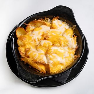 Cartofi cu sos branza cheddar si mix branzeturi