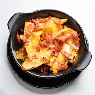 Cartofi cu bacon crocant si branza cheddar