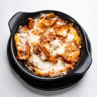 Cartofi cu sos bolognese si branza