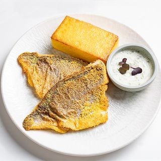File Dorada Prajita Cu Mamaliga Si Sos Gremolata
