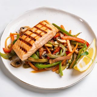Somon cu legume Stir Fry