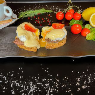 Oua benedict cu muschi de vita