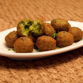 Falafel cu piure de cartofi si salata de varza