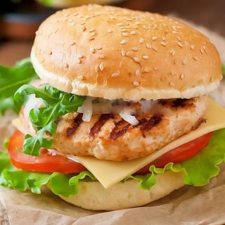 Burger cu piept de pui la gratar 