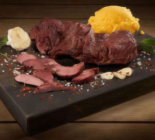 Pastrama de berbecut cu mamaliguta si branza de burduf