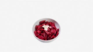 Salată de sfeclă roșie și hrean