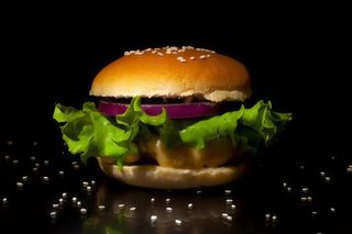 Chilliburger cu cartofi prajiti de casa