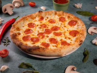 PIZZA QUATTRO FORMAGGI CU SALAM PICANT