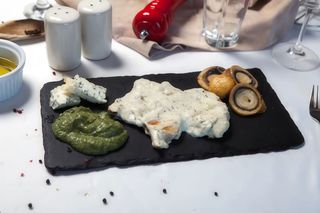 Pui cu ciuperci gorgonzola si spanac