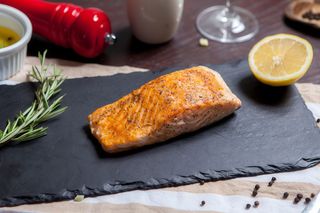 File de somon cu legume la gratar