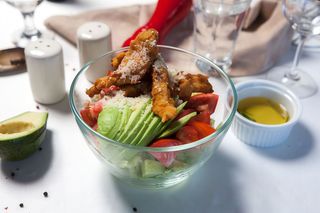 Salata cu pui si avocado