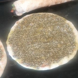 Placinta libaneza traditionala cu plante mediteraneene