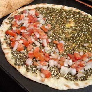 Placinta libaneza traditionala cu plante mediteraneene extra