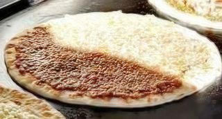 Plăcintă libaneză traditionala cu carne și brânză