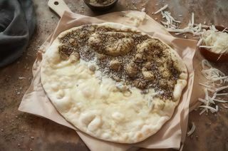 Plăcintă tradițională libaneză cu brânză și zaatar