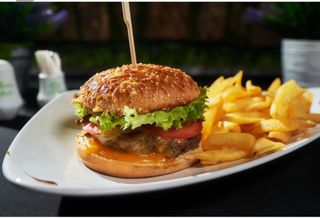 Burger classic cu cartofi prajiti