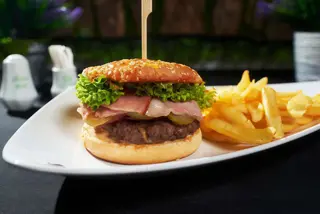 Cheeseburger cu cartofi prajiti