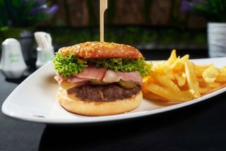 Cheeseburger cu cartofi prajiti