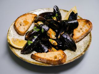 Midii în sos de vin și usturoi