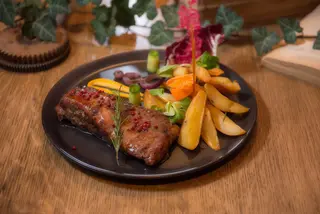 Coaste porc BBQ, cartofi cu rozmarin
