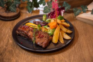 Coaste porc BBQ, cartofi cu rozmarin