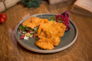 Snitel de pui crocant, mixt de salata