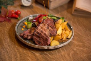 Ceafa porc sous vide, cartofi aurii si legume