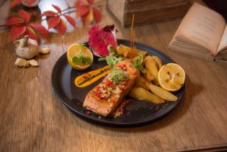 Somon file la tigaie cu unt si usturoi