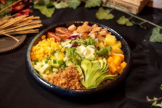 Salata cu pui si avocado